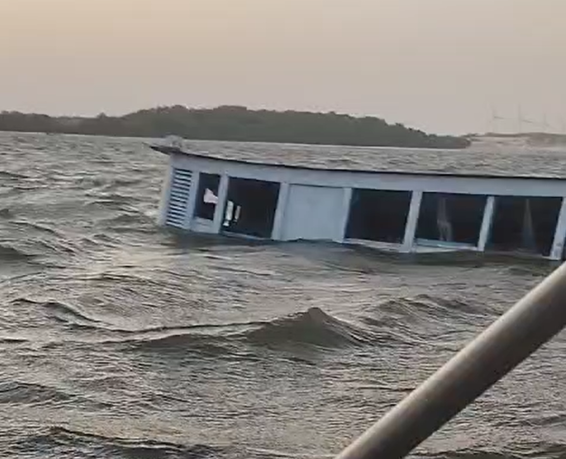 VÍDEO URGENTE: Lancha carregada de bebidas naufraga em Barreirinhas: Operações de Resgate em Curso