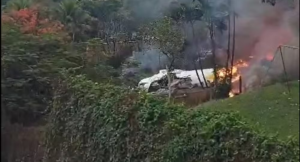 Avião com destino a Guarulhos cai em Vinhedo São Paulo com 62 pessoas