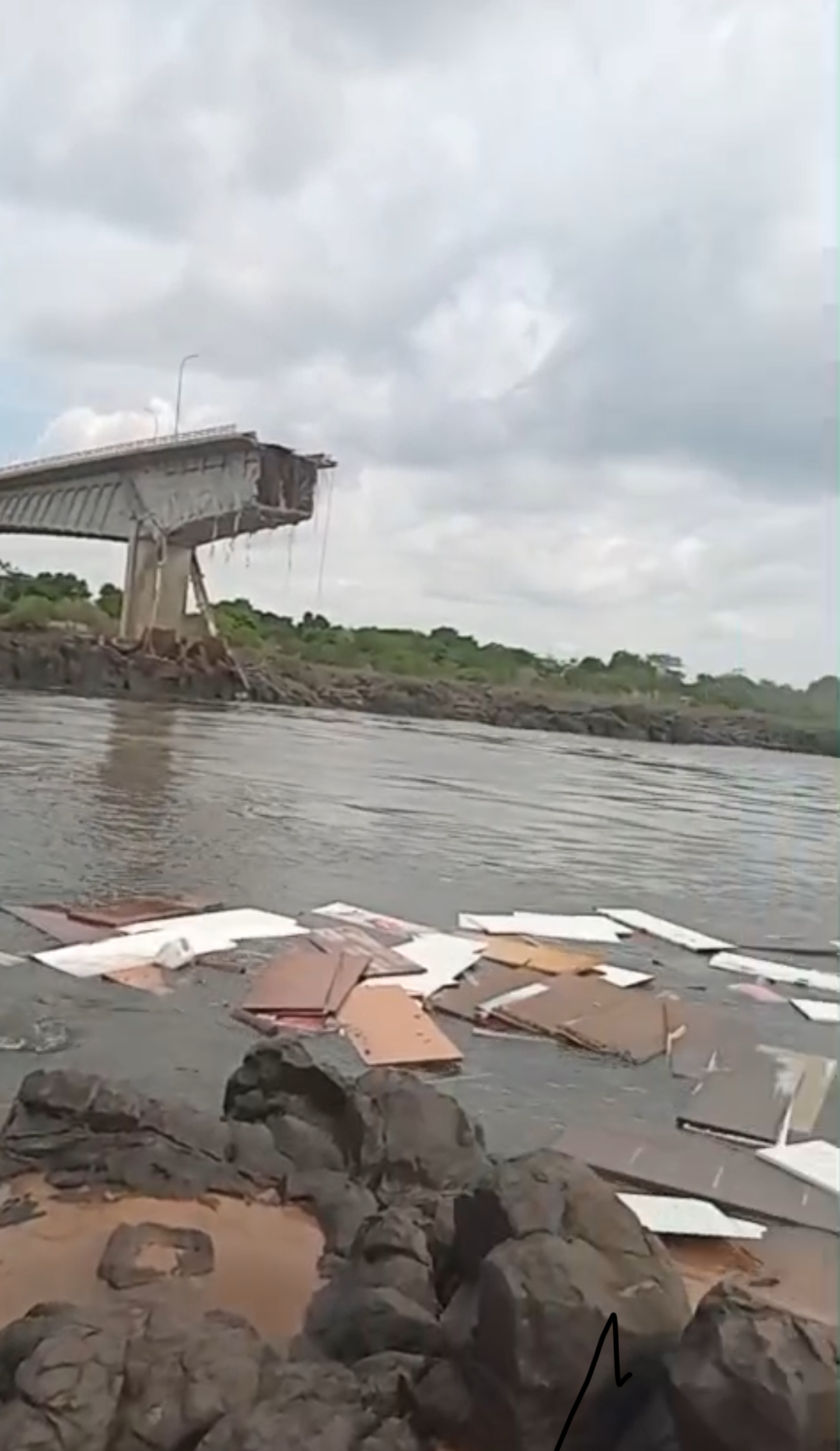 VEJA O VÍDEO! Ponte entre Estreito-MA e Tocantins desaba neste domingo