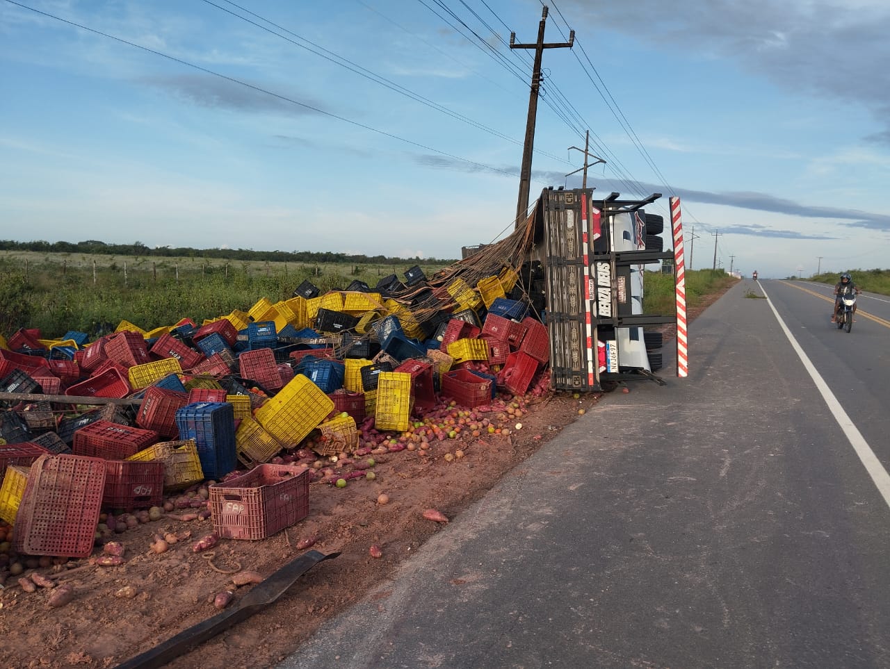 Carreta carregada de frutas e verduras tomba nas proximidades de Barreirinhas