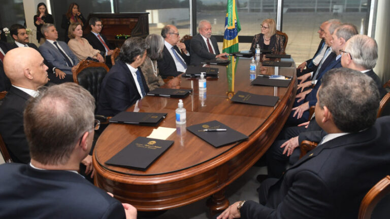 Presidente Lula convoca os 11 ministros do STF após ataque de Donald Trump