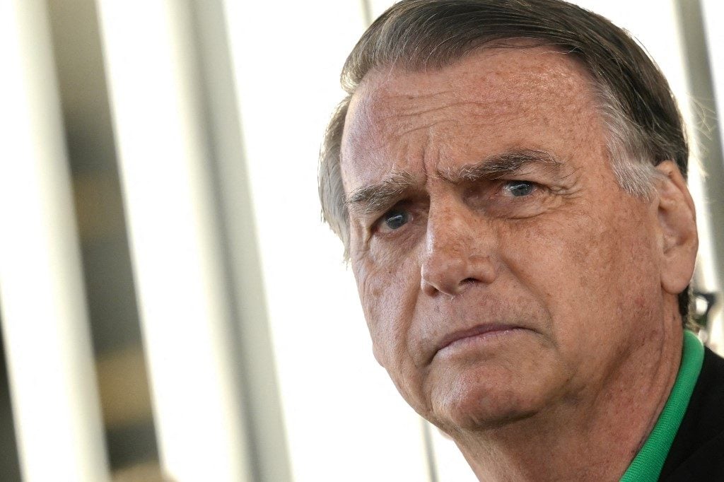 Ministro Alexandre de Moraes mantém prisão domiciliar de Bolsonaro e cita risco de fuga