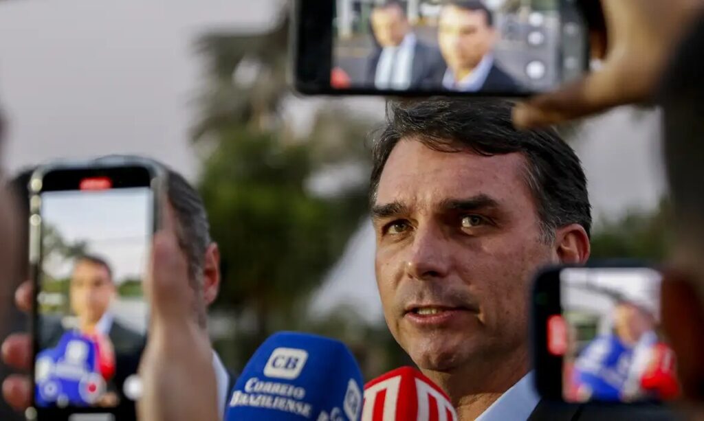 Ministro Alexandre de Moraes autoriza a visita dos filhos de Bolsonaro na Polícia Federal