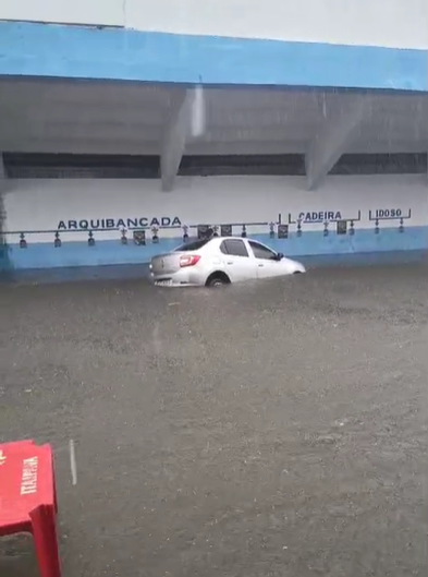 VÍDEO: Eduardo Braide vira alvo de críticas após ruas alagadas deixarem carros submersos em São Luís