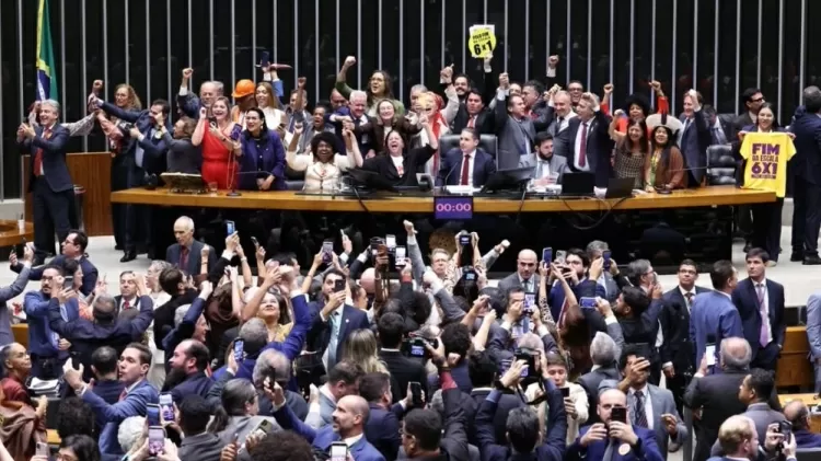 Câmara dos Deputados aprova fim da escala 6×1; texto vai ao Senado