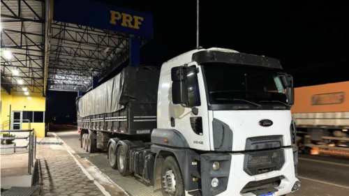 PRF flagra transporte irregular de madeira e apreende carga em Balsas