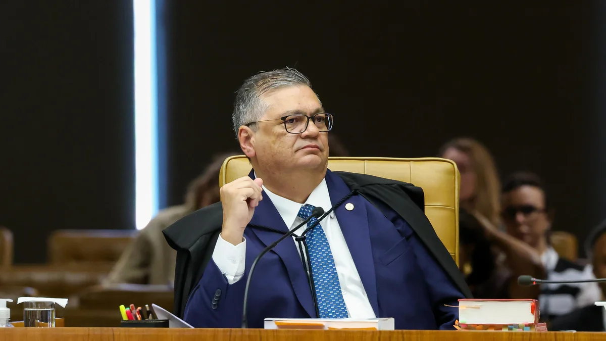 Pedido de vista de Dino pode adiar julgamentos envolvendo Moraes e Mendonça