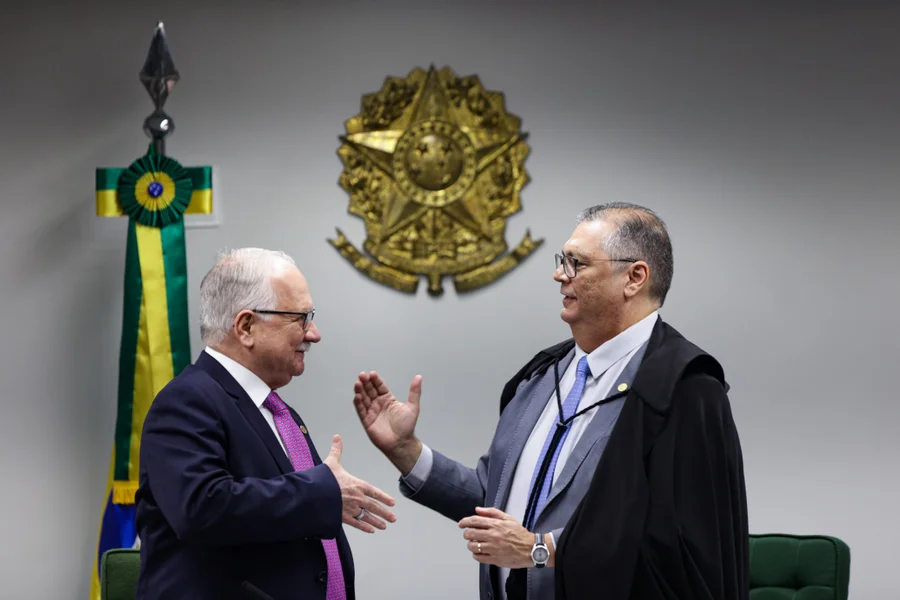 Fachin aguarda Dino para retomar casos de Moraes e Mendonça no STF