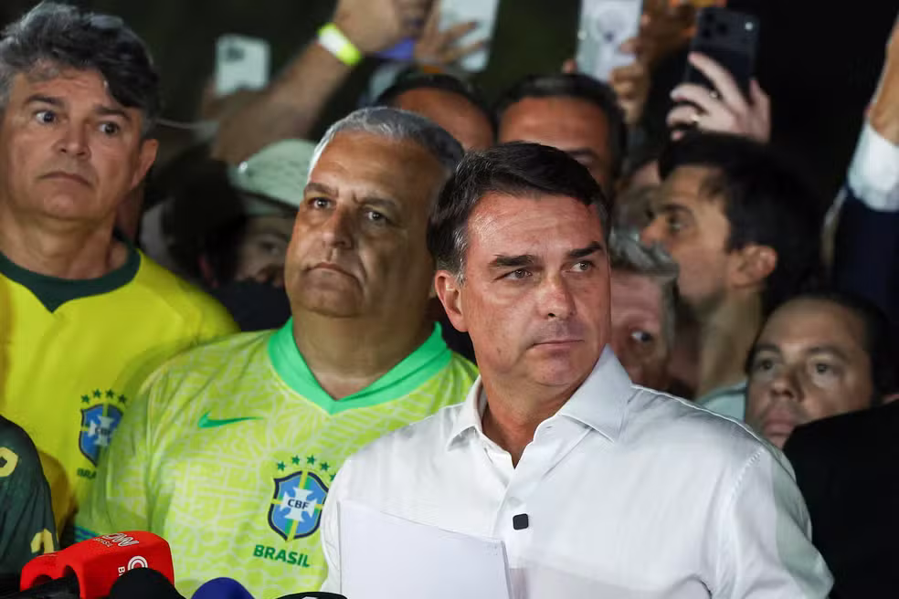 Polícia Federal investiga se Flávio Bolsonaro deixou o Brasil ‘escondido’ rumo aos EUA