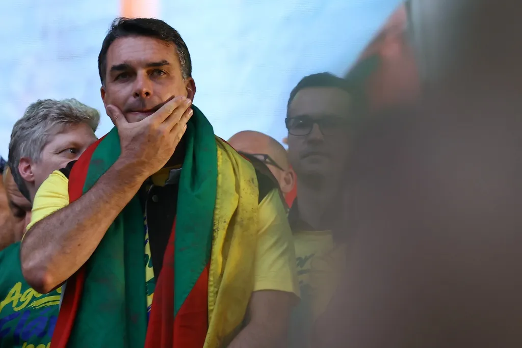 Flávio Bolsonaro cruzou fronteira argentina e seguiu para o Equador antes dos EUA