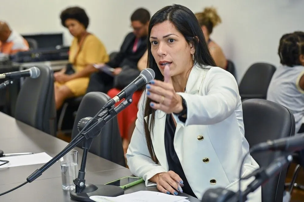 Justiça barra deputada bolsonarista que sugeriu demissão de opositores